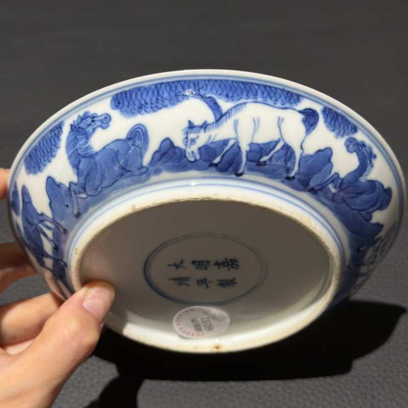 清康熙 青花八骏图盘 - 图4