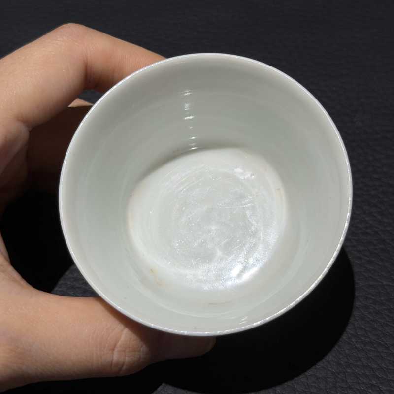 清乾隆 白地轧道粉彩花卉纹小杯一对 - 图13