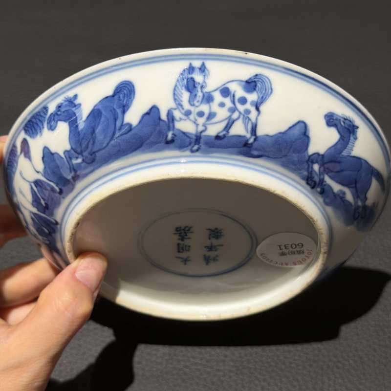 清康熙 青花八骏图盘 - 图5