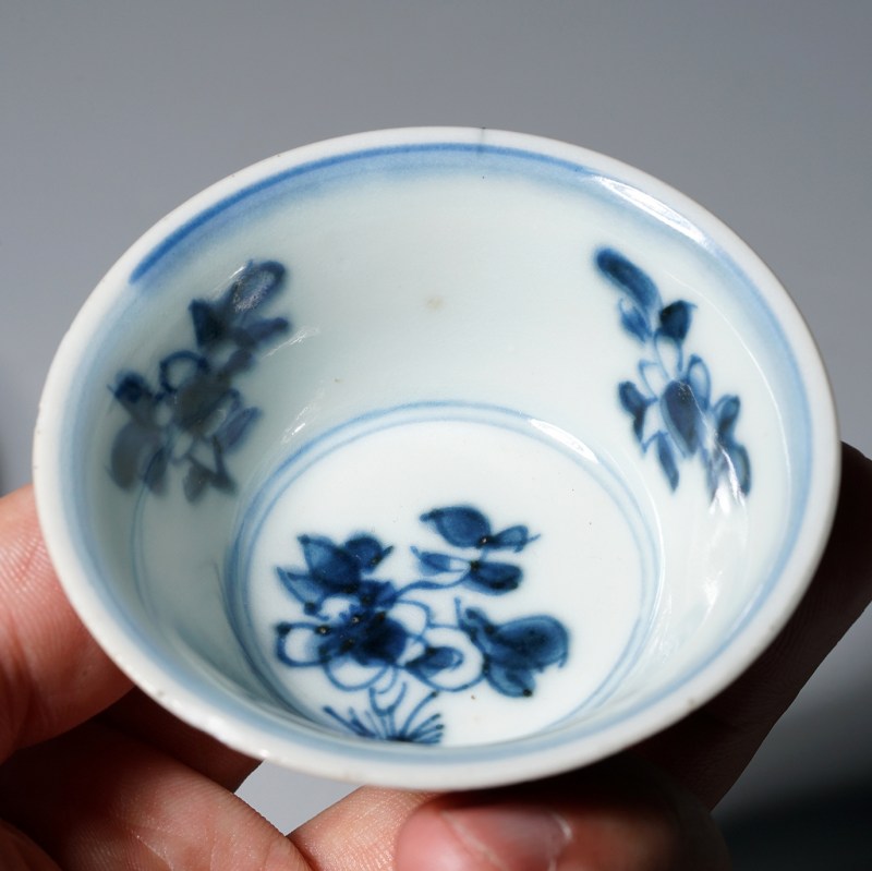 清康熙 外紫金釉欧洲雕花鸟内青花折枝花卉纹杯一对 - 图28