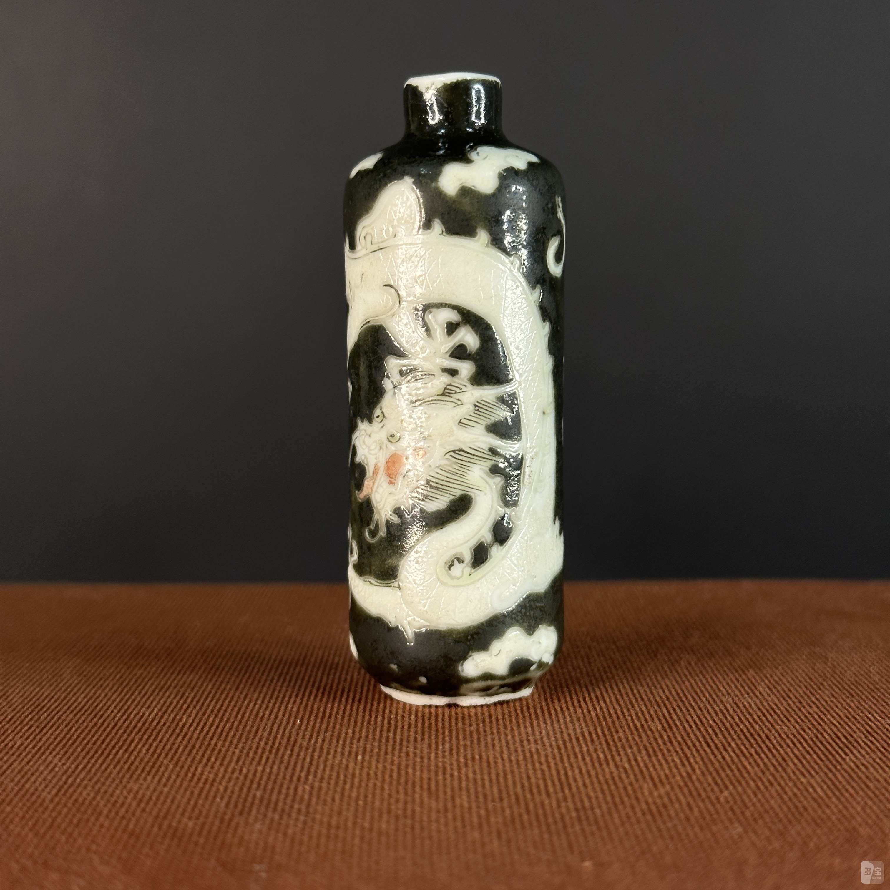 清墨地暗刻云龙纹鼻烟壶-多宝古瓷宝典