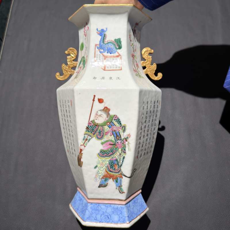 清道光 粉彩无双谱图六方双龙耳瓶 - 图6