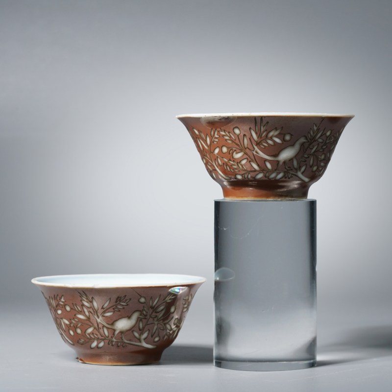 清康熙 外紫金釉欧洲雕花鸟内青花折枝花卉纹杯一对