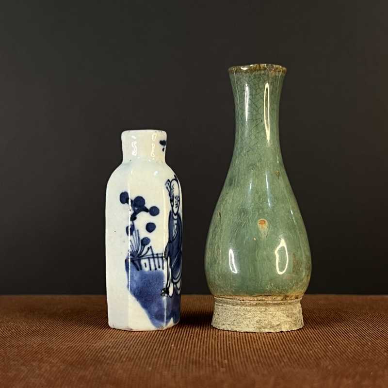 清青花人物纹鼻烟壶、绿釉小瓶-多宝古瓷宝典