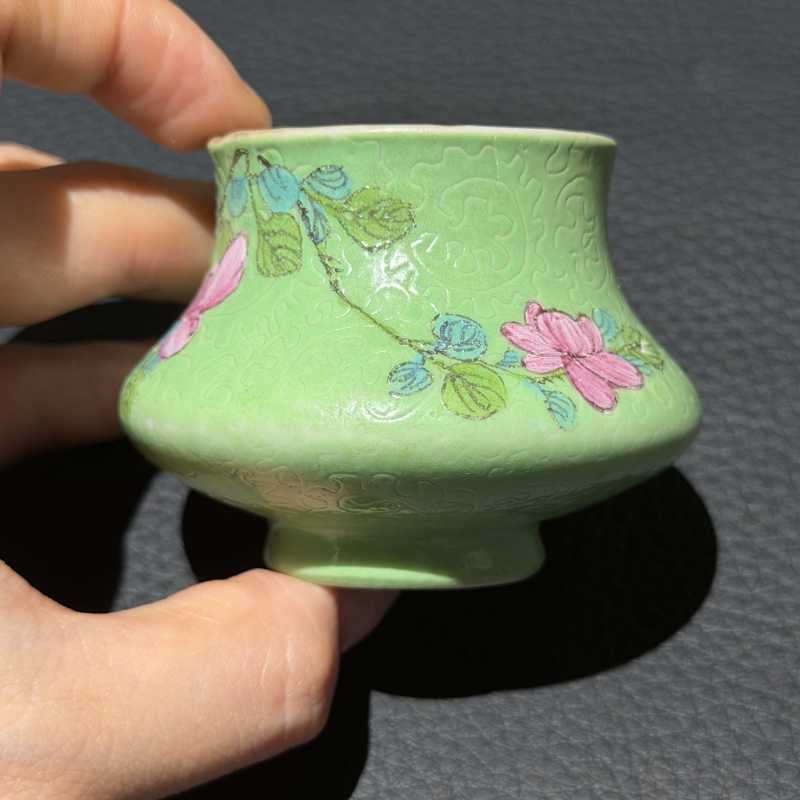 清乾隆 绿地轧道粉彩折枝花卉纹水盂 - 图3