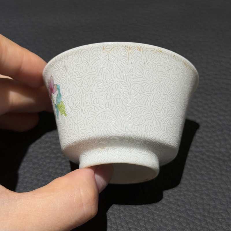 清乾隆 白地轧道粉彩花卉纹小杯一对 - 图4