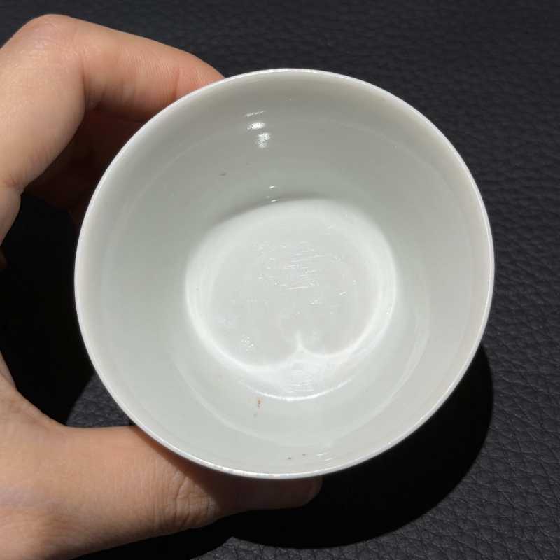 清乾隆 白地轧道粉彩花卉纹小杯一对 - 图6