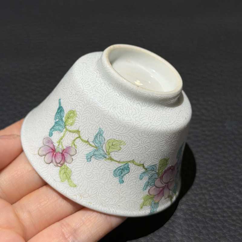 清乾隆 白地轧道粉彩花卉纹小杯一对 - 图15