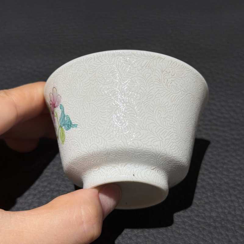清乾隆 白地轧道粉彩花卉纹小杯一对 - 图11
