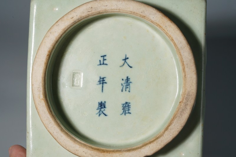 清 青釉模印八卦纹琮式瓶 - 图10