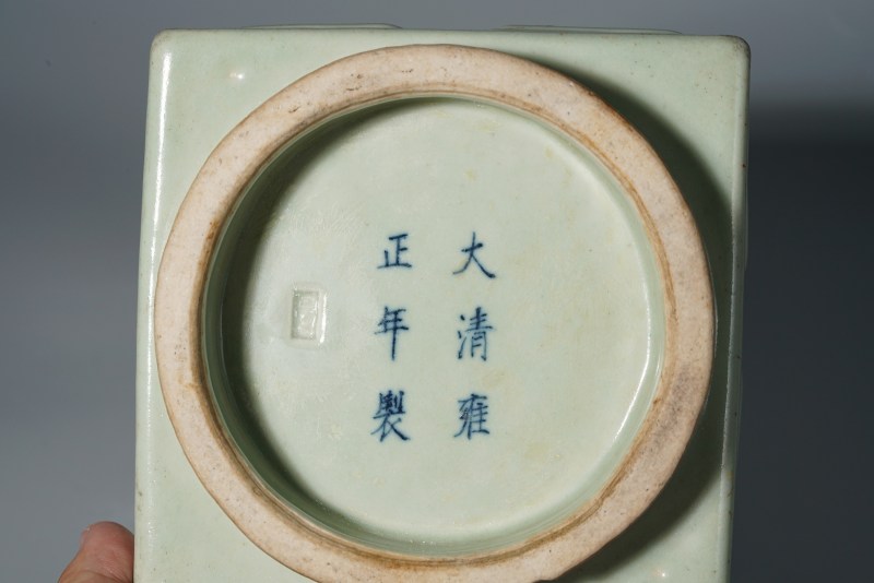 清 青釉模印八卦纹琮式瓶 - 图11