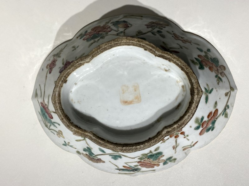 清道光 粉彩折枝花卉草虫纹海棠碗 - 图7