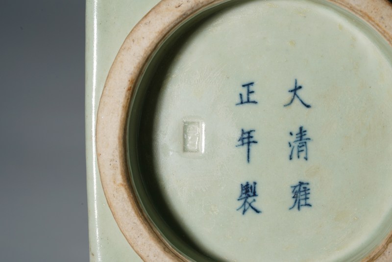 清 青釉模印八卦纹琮式瓶 - 图12