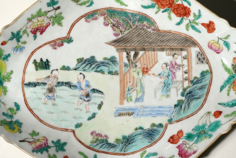 清道光 粉彩开光耕织图海棠口高足供盘 - 图12