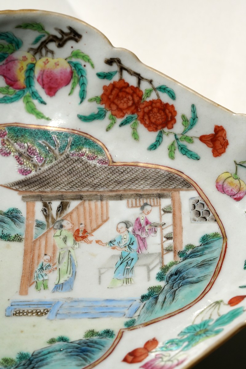 清道光 粉彩开光耕织图海棠口高足供盘 - 图14