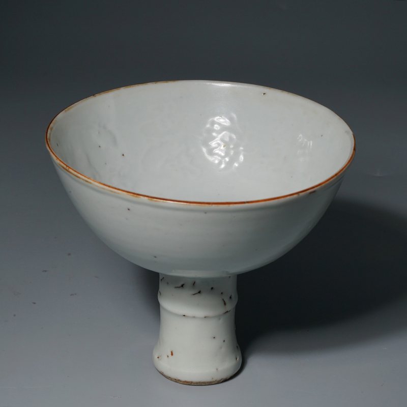 明 白釉模印缠枝莲纹高足碗 - 图2
