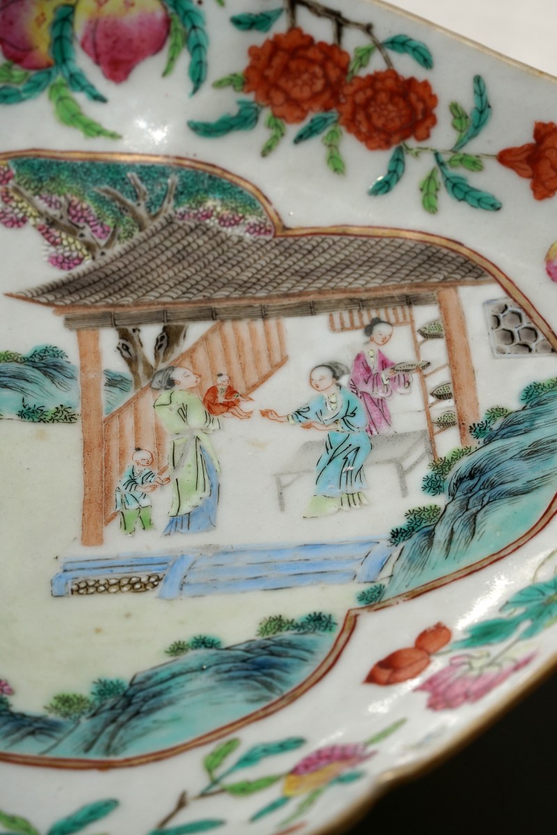 清道光 粉彩开光耕织图海棠口高足供盘 - 图15