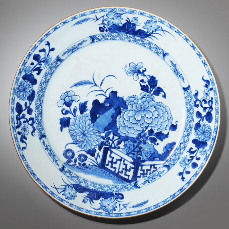 清康熙 青花洞石花卉纹大盘 - 图1