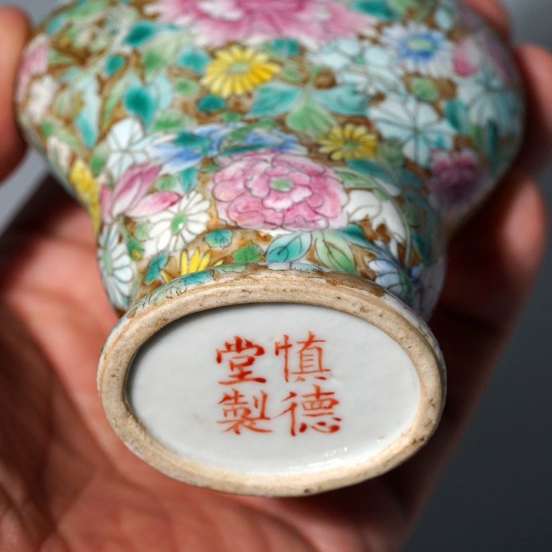 民国 粉彩百花不露地如意耳蒜口瓶一对 - 图19