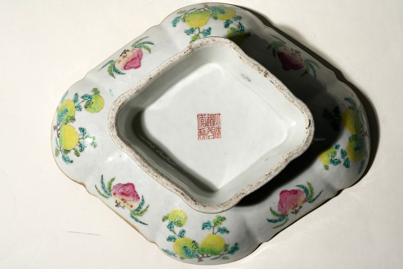 清道光 粉彩开光耕织图海棠口高足供盘 - 图16