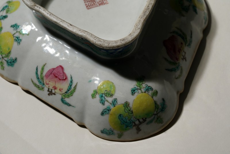 清道光 粉彩开光耕织图海棠口高足供盘 - 图19