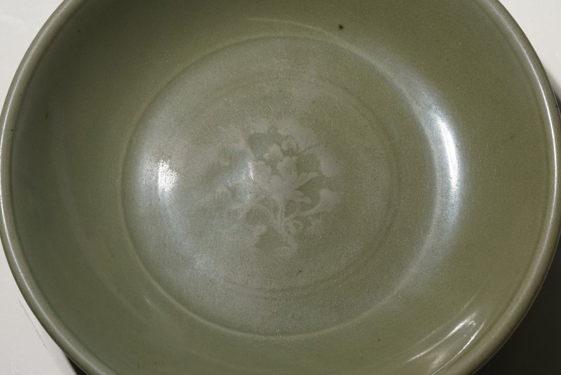 元 龙泉青釉模印折枝花卉纹盘 - 图7