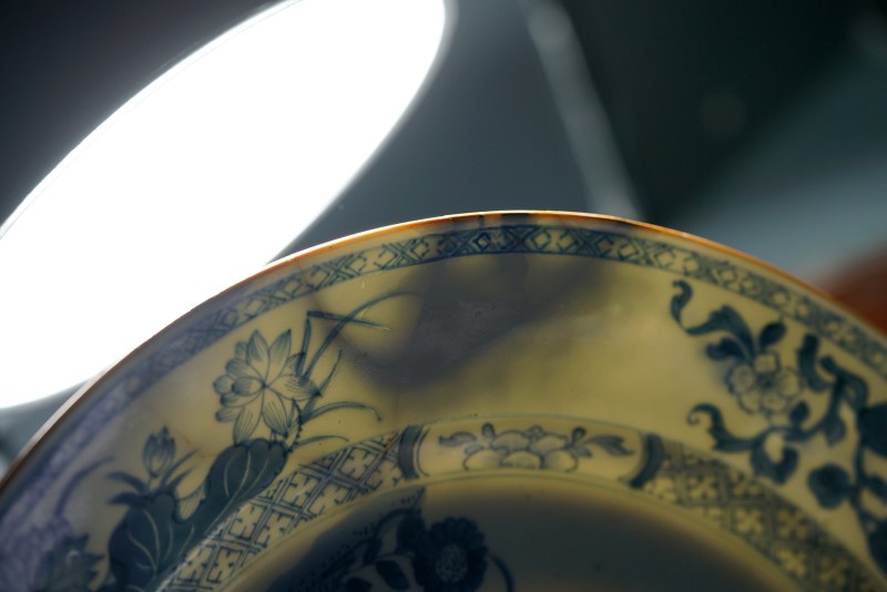 清康熙 青花洞石花卉纹大盘 - 图7