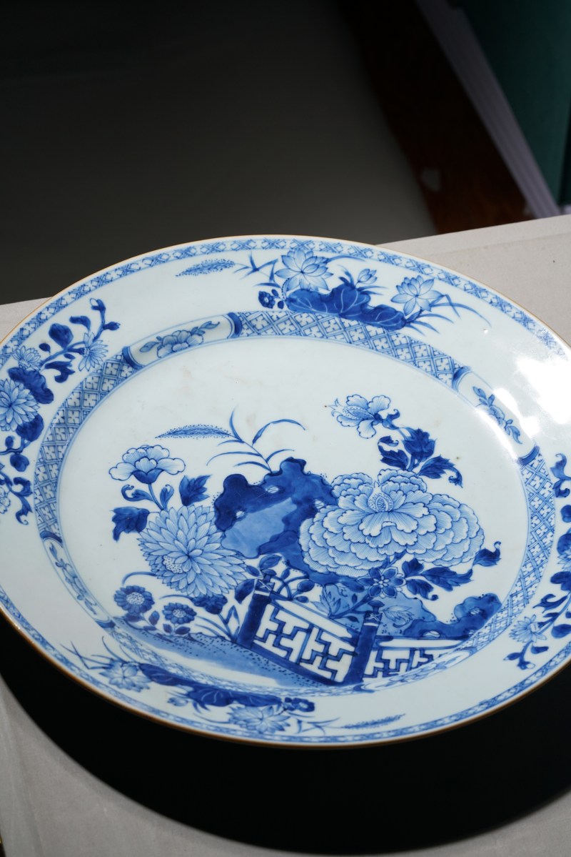 清康熙 青花洞石花卉纹大盘 - 图8