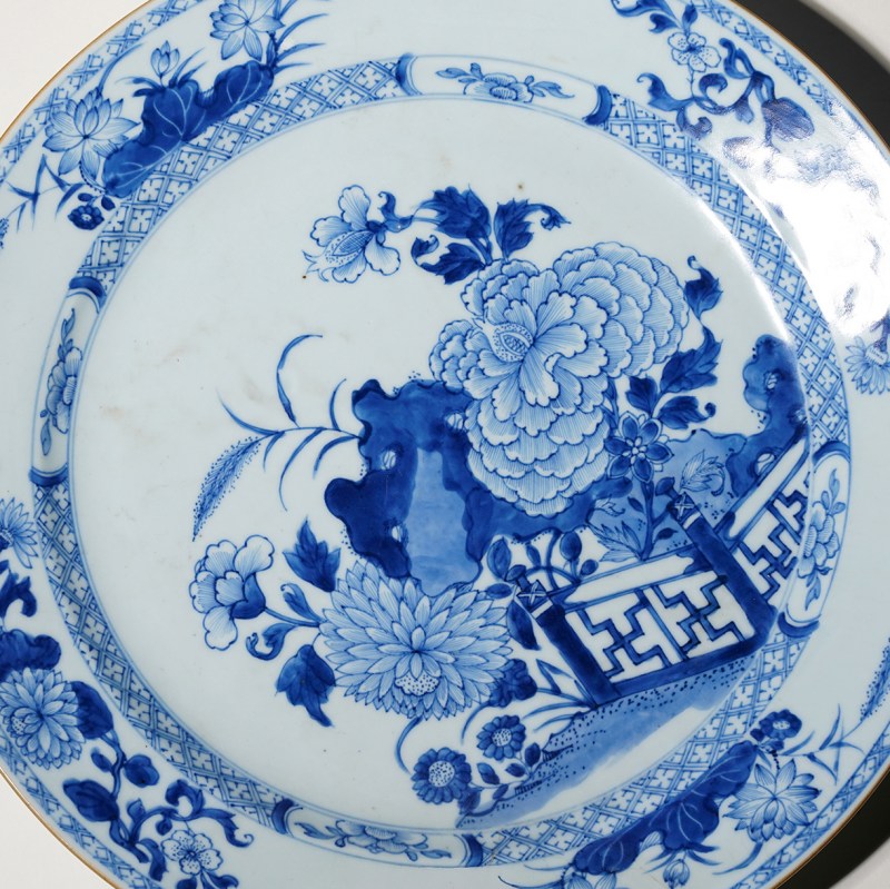 清康熙 青花洞石花卉纹大盘 - 图9
