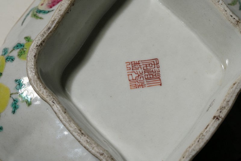 清道光 粉彩开光耕织图海棠口高足供盘 - 图23