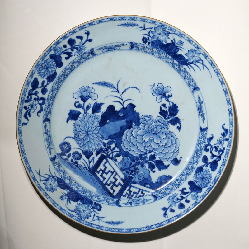 清康熙 青花洞石花卉纹大盘 - 图10