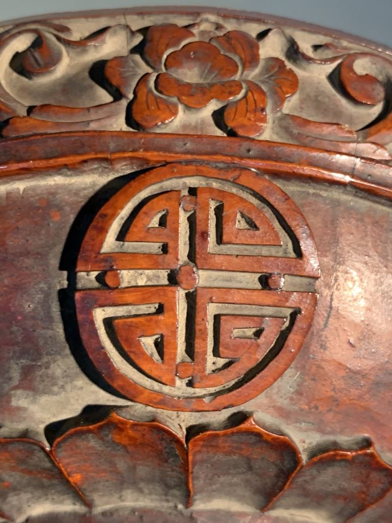 清 朱漆硬木缠枝牡丹团寿纹莲花佛座 - 图12