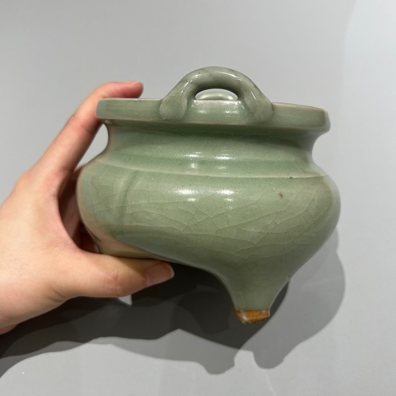 明宣德 龙泉窑梅子青釉绳耳三足炉 - 图5