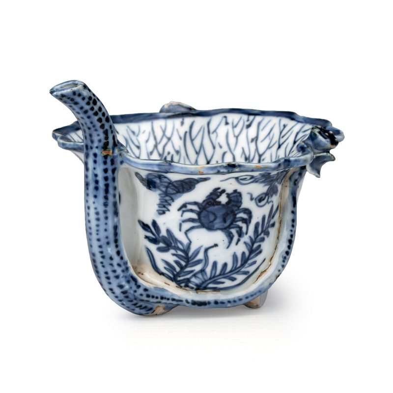 A Chinese blue and white lotus leaf-shape 'Aquatic Animals' straw cup