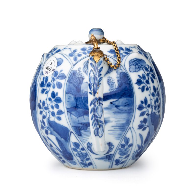 A pair of Chinese blue and white lotus-shaped teapots with mounts - 图3