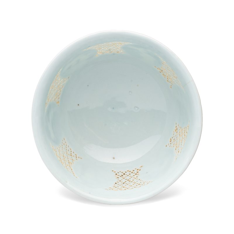 A pair of Chinese blue and white reticulated 'Linglong' bowls with landscape panels - 图16