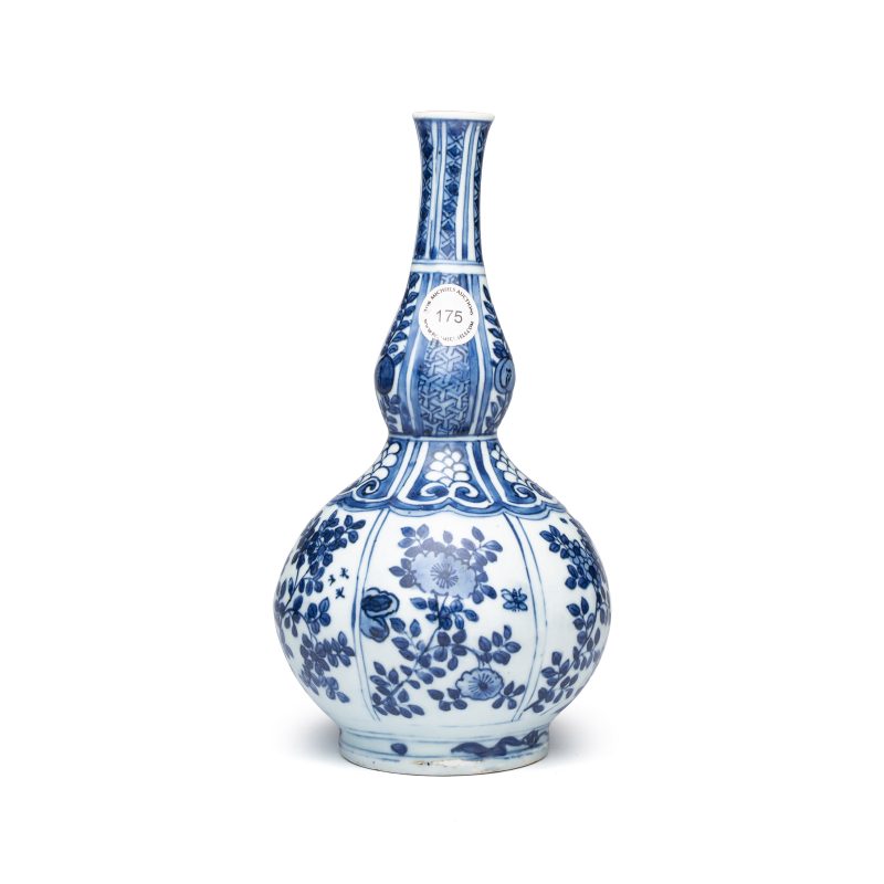 A Chinese blue and white double-gourd vase with floral design - 图5