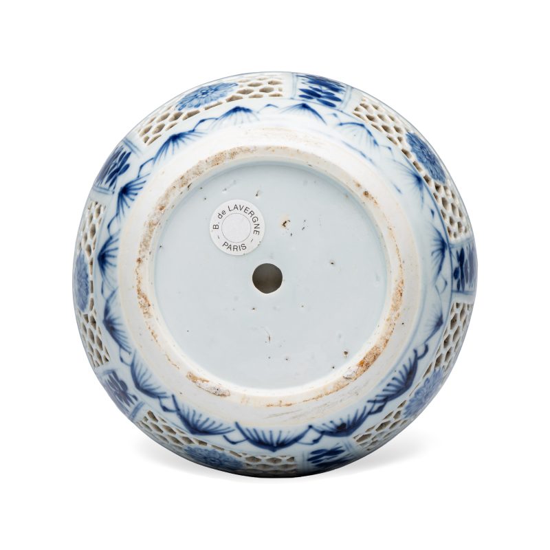 A pair of Chinese blue and white double-walled 'Linglong' hookah bases - 图7