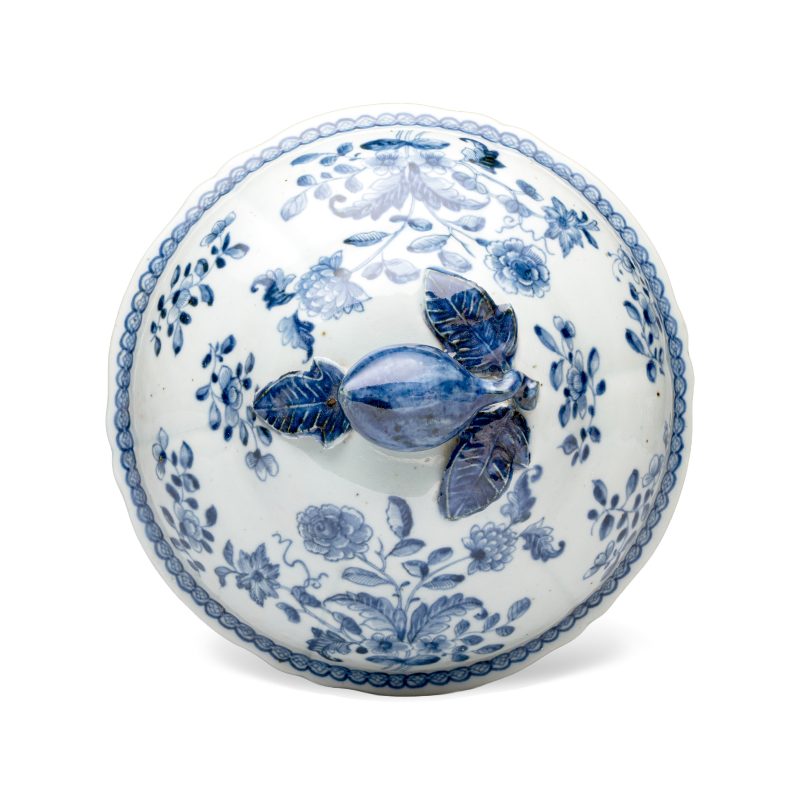 A pair of Chinese blue and white covered tureens with floral design - 图16
