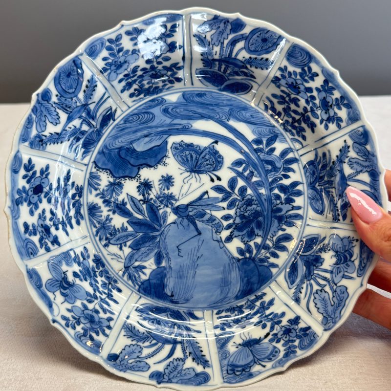 A Chinese blue and white 'Grasshopper and Butterfly' plate - 图3