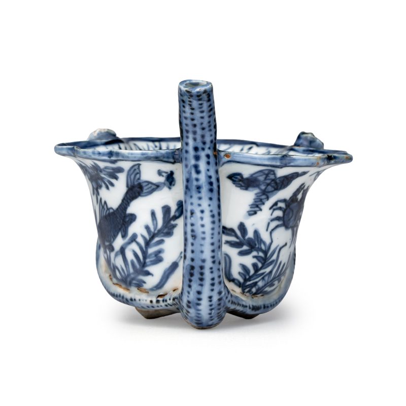 A Chinese blue and white lotus leaf-shape 'Aquatic Animals' straw cup - 图5