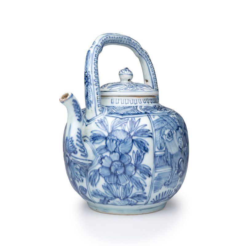 A Chinese blue and white wine pot and cover