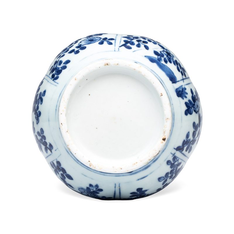 A Chinese blue and white double-gourd vase with floral design - 图8