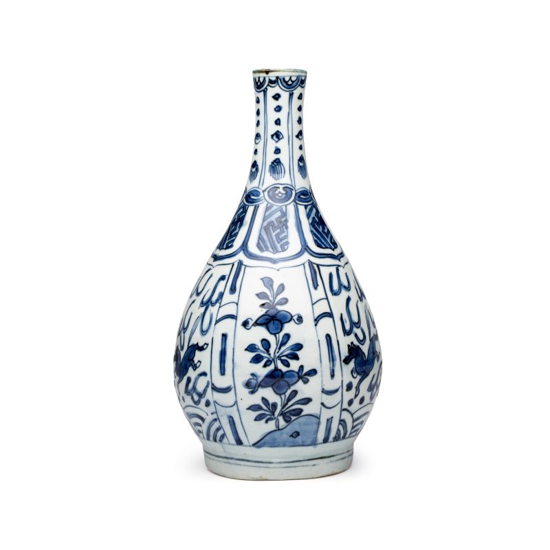 A pair of Chinese blue and white 'Flying Horses' pear-shaped bottle vases - 图10