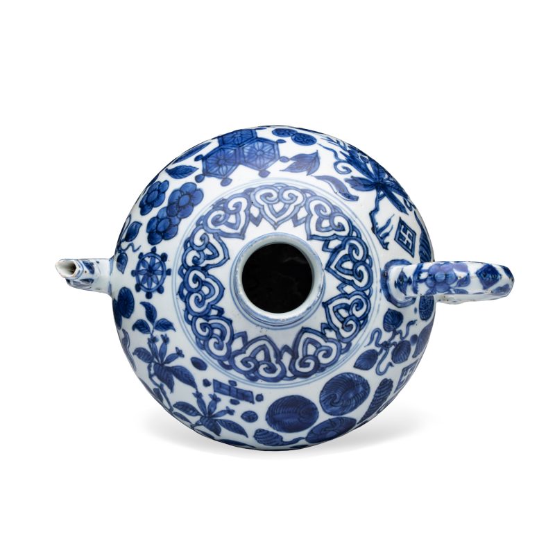 A Chinese blue and white 'Flowers and Auspicious Emblems' ewer - 图6