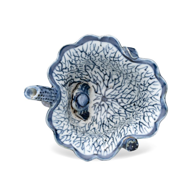A Chinese blue and white lotus leaf-shape 'Aquatic Animals' straw cup - 图6