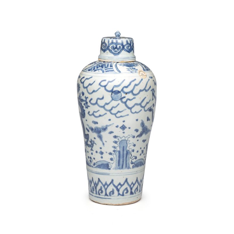 A Chinese blue and white 'Dragons Chasing the Flaming Pearl' meiping vase with original cover - 图2