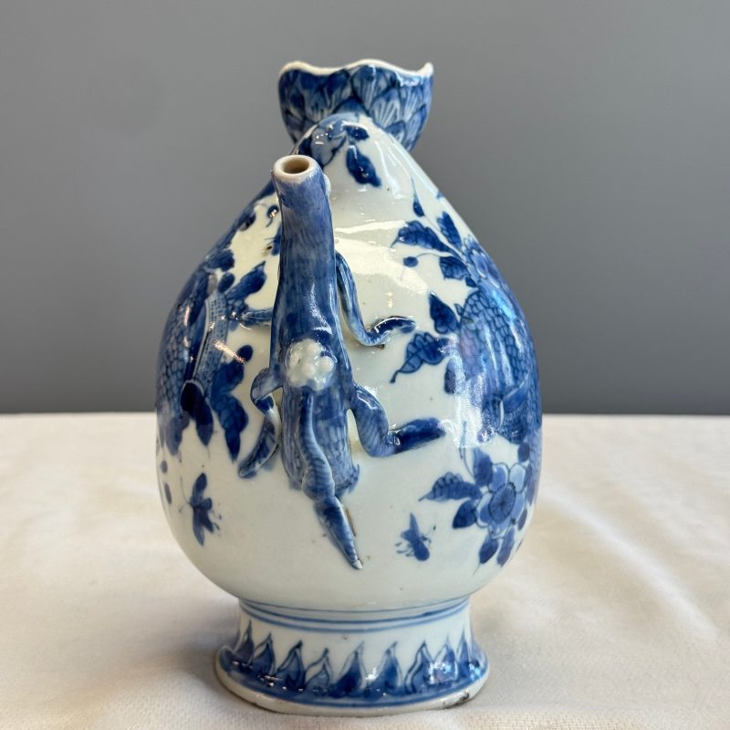 A Chinese blue and white peach-shaped cadogan-type wine pot - 图23