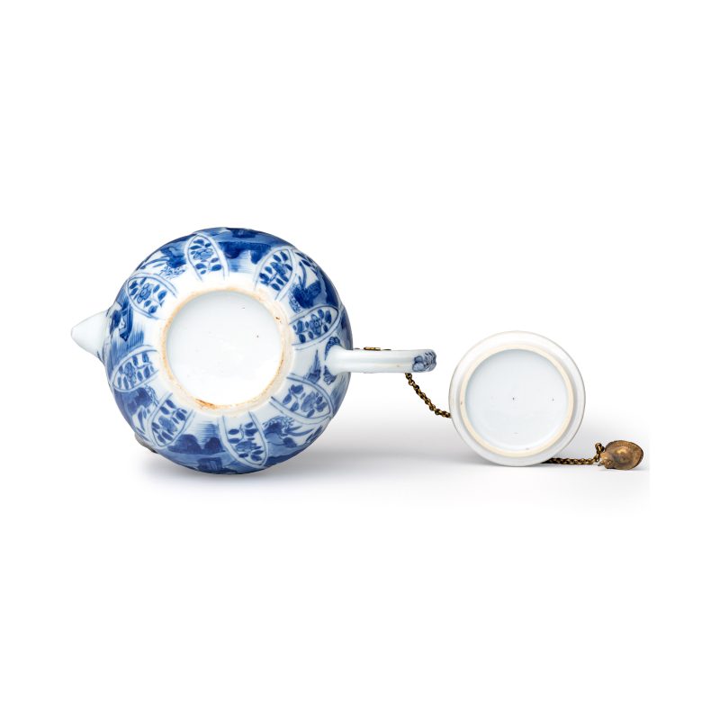 A pair of Chinese blue and white lotus-shaped teapots with mounts - 图7