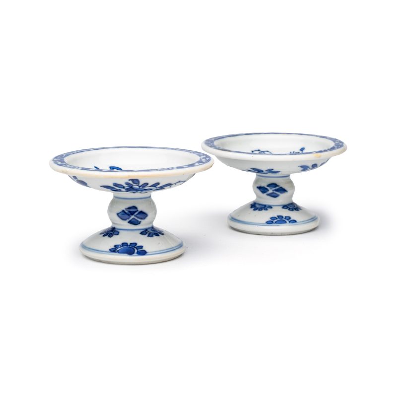 A pair of Chinese blue and white salts with antiquities design - 图2